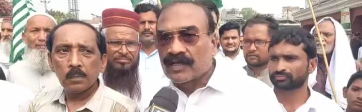 Traders and customers face difficulties after removal of shades in Chunian main market