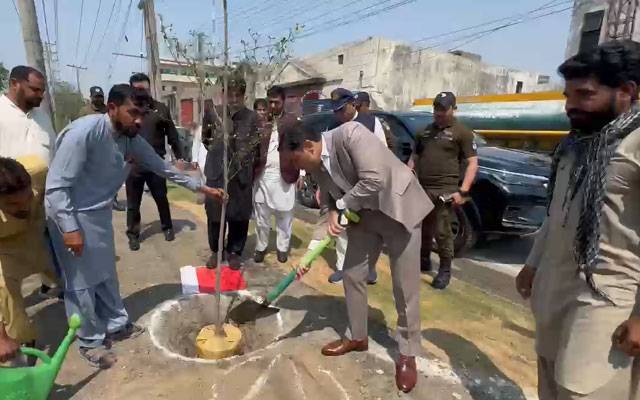 DC Lahore Visits Hadyara Drain, Orders Faster Cleanliness and Plantation Drive