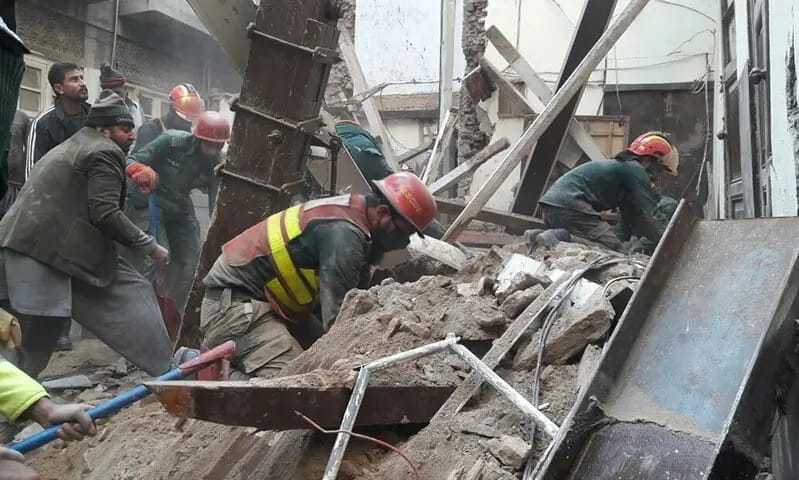لاہور کا افسوسناک سانحہ اور ایک تلخ سوال: کیا ہمارے تعمیراتی قوانین صرف کاغذوں تک محدود ہیں؟